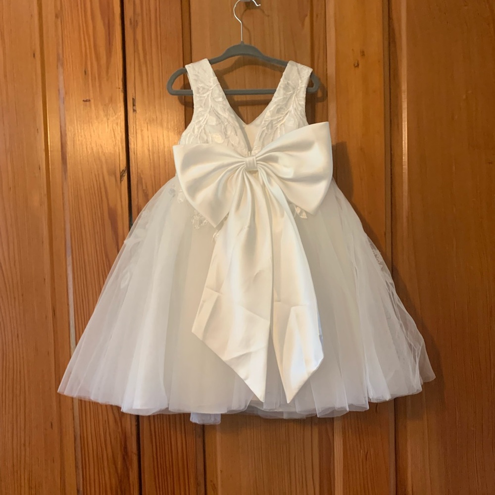 JJs House White Floral Embroidery Kids Flower Girl Dress with Bow Size: 4 - Picture 2 of 10